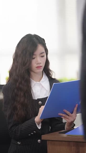 穿成恶毒女配每天被男主惦记(100集) 穿成恶毒女配每天被男主惦记(100集)小短剧抢先看