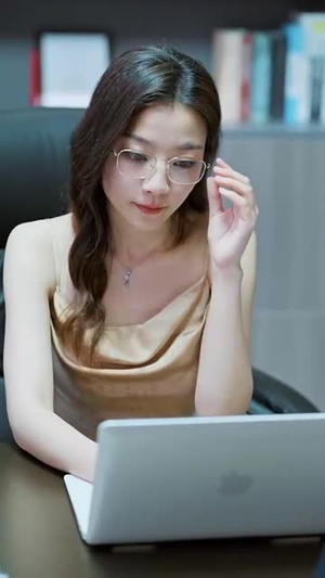 下山后,我被四个绝色师姐包围了(79集) 下山后,我被四个绝色师姐包围了(79集)热门短剧在线看