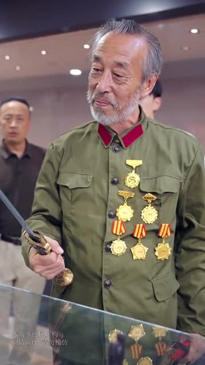 隐居多年后为孙女亮出身份(61集) 隐居多年后为孙女亮出身份(61集)分享好看的短剧