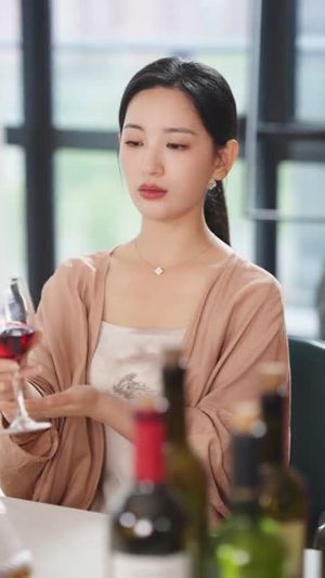全港围剿：她继承了丈夫遗志（84集）免费观看