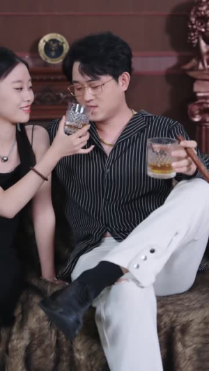 别惹那小子,他是千面狂龙(60集) 别惹那小子,他是千面狂龙(60集)集免费看短剧