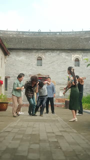 七零双穿：我和闺蜜称霸全村嘎嘎猛（70 集）哭瞎了