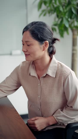 慈母辨孝（32 集）追妻火葬场